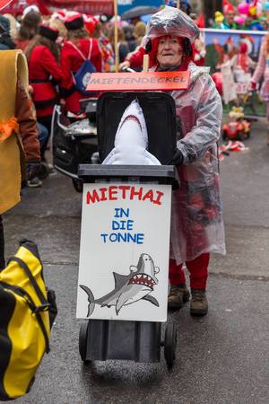 Politische Kostüme der Pappnasen-Rotschwarz beim Rosenmontagszug in Köln: Miethai, Mietendeckel und Mietbegrenzung
