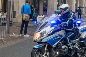 Polizeibeamter auf dem Motorrad beim Frankfurt Marathon