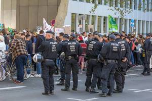 Polizeistaffel beobachtet entspannt die friedlichen Klimademonstration