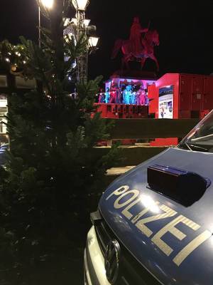 Polizeistreife am Weihnachtsmarkt Heumarkt