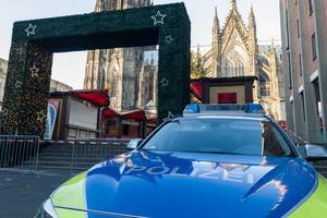 Polizeiwagen vor dem Weihnachtsmark am Kölner Dom