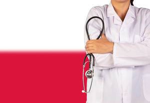 Polnisches Gesundheitssystem symbolisiert durch die Nationalflagge und eine Ärztin mit Stethoskop in der Hand