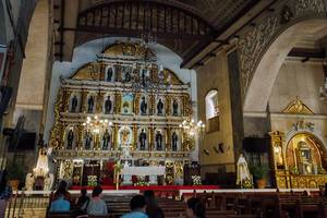 Pompöser Altarraum im Inneren der Basilica del Santo Niño in Cebu, Philippinen