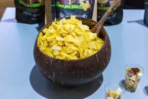 Pook Thai Kokosnuss Chips mit Mango und Meersalz Geschmack zum Probieren auf der Veggieworld in Köln