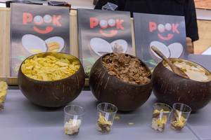 Pook - vegane Kokoschips in Kokosnussschalen zur Präsentation