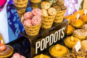 Popdots: Donutlöcher mit Glasur und Streuseln als hippes Gebäck
