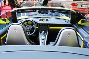 Porsche 911 Carrera GTS Sportwagen im Gelb, Innenausstattung