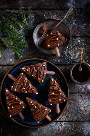 Portraitaufnahme von Weihnachts Schokoladenkuchen mit Gabel und Tee