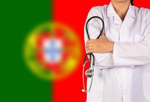 Portugiesisches Gesundheitssystem symbolisiert durch die Nationalflagge und eine Ärztin mit Stethoskop in der Hand