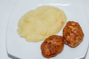 Potatoes with cutlets  Flip 2019