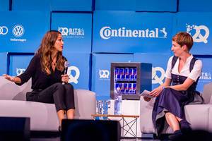 Power woman Jessica Alba im Interview auf der Bits&Pretzels Bühne