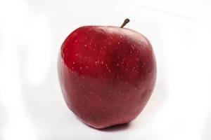 Praller roter Apfel freigestellt vor weißem Hintergrund