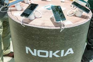 Präsentation neuer Nokia 7.2 Handys mit Naturflair auf einem Holzstamm