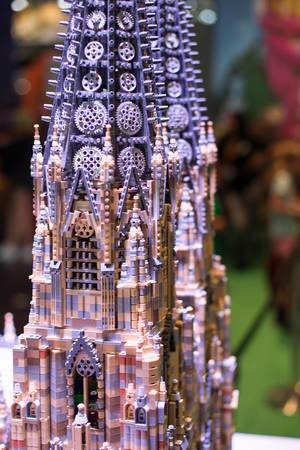 Präzise details bei dem Kölner Dom aus Legosteinen