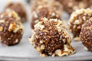 Preparing heatly Oatmeal cookie balls with Almonds (Flip 2019)