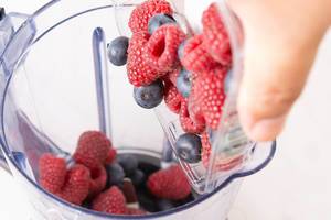 Preparing smoothie juice of Blueberries and Raspberries (Flip 2019)