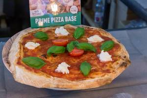 Prime Pizza base Mozarella Pizza mit frischem Basilikum und Tomaten