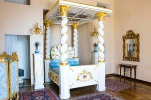Prinzessinnen-Bett in weißem Holz mit Goldverzierung im Schloss Slavkov in Austerlitz, Tschechien