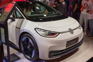 Probesitzen im Austellungsauto von Volkswagen: E-Auto ID.3 1ST mit holographischer Windschutzscheibe und Touch-Bedienelementen