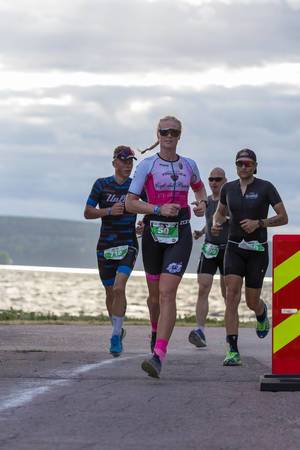 Professionelle Athletin Alexandra Ersted aus Dänemark bei der Ironman 70.3 Triathlon-Disziplin Marathonlauf, an der Küste in Lahti, in Finnland