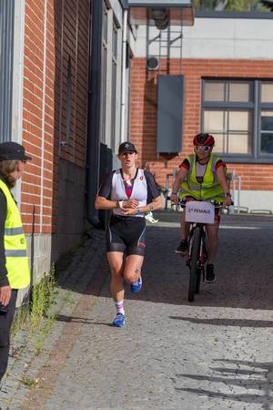 Professionelle Athletin und Sportlerin India Lee läuft auf der ersten Position bei der Marathonetappe des Ironman 70.3 in Lahti, Finnland,
