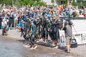 Professionelle Triathleten am Start der Wasserstrecke der Schwimmetappe des Ironman 70.3 in Lahti