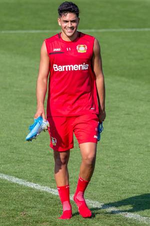 Profifußballer Nadiem Amiri lacht vor Freude nach dem Fußballtraining des Bayer 04 Leverkusen