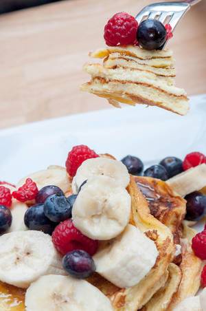 Protein Pancakes mit Beeren und Honig