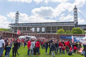 Public Viewing des Fußballspiels zum Meister-Finale, vor der Aufstiegsfeier des 1. FC Köln, mit Besuchern im Fan-Trikot  am RheinEnergie Stadion
