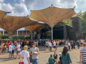 Publikum vor dem Konzert von Marteria und Casper am Tanzbrunnen