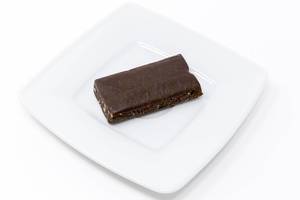 Pulsin Raw Chocolate Brownie auf weißem Teller