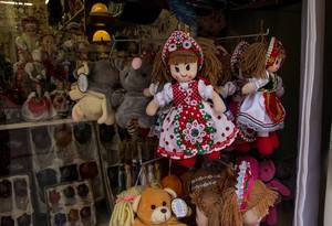 Puppen und Stofftiere in der Auslage eines Budapester Souvenirladens