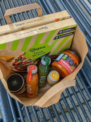 Purchasing healthy foods like tomato soup, vegan pizza and fruit juices in paper bag