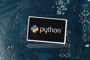 Python Logo vor einer elektronischen Leiterplatte als Hintergrund