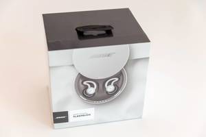 Quadratische Verpackung von Bose Noise-Masking Sleepbuds, für einen ruhigen Schlaf