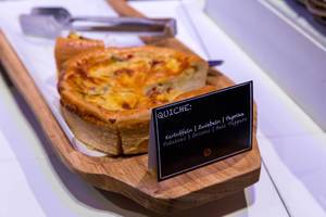 Quiche mit Kartoffeln, Zwiebeln und Paprika in runder Form