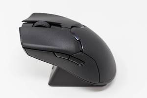 Razer Viper Ultimate Wireless Gaming Maus: schwarze kabellose Maus für Gamer vor weißem Hintergrund
