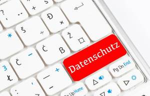 Red Datenschutz button on white keyboard