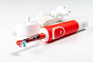 Red electric toothbrush with charger (Flip 2020)