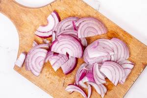 Red Onions on the cutting board (Flip 2019)