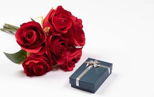 Red roses with small gift box