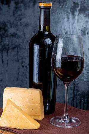 Red wine and cheese