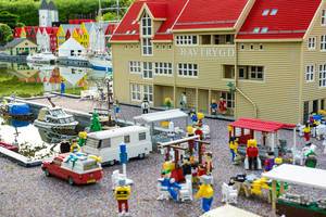 Rege besuchter Marktplatz mit Marktständen, Markthalle und See gefertigt aus LEGO-Bausteinen