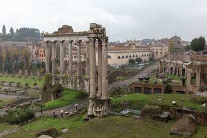 Regnerisches Wetter in Rom bei den antiken Ruinen