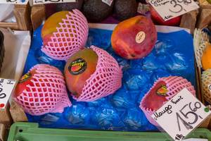 Reife Mangos an einem Obststand am Naschmarkt