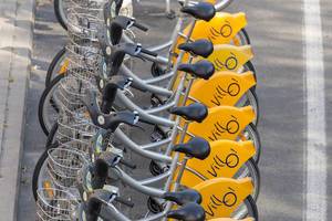 Reihe von Villo! Elektrofahrrädern zu mieten auf einer Straße von Brüssel, Belgium