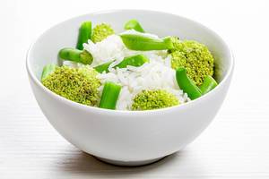 Reis mit Spargel und Brokkoli in einer weißen Schale
