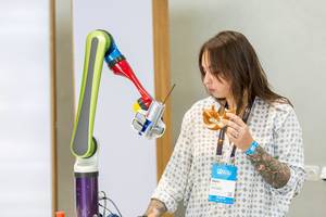 Remedi Robotics for Healthcare: Startup-Vorstellung auf der Bits & Pretzels Konferen, Roboterarm unterstützt beim Essen und Trinken