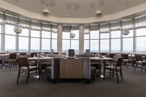 Restaurant with panoramic view at Select Hotel Spiegelturm Berlin - Spandau