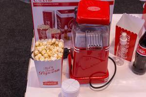 Retro Popcorn Maschine in knalligen Rot und Coca Cola